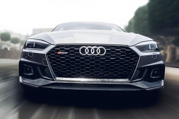 أودي RS5 قالب من ألياف الكربون باللون الأزرق